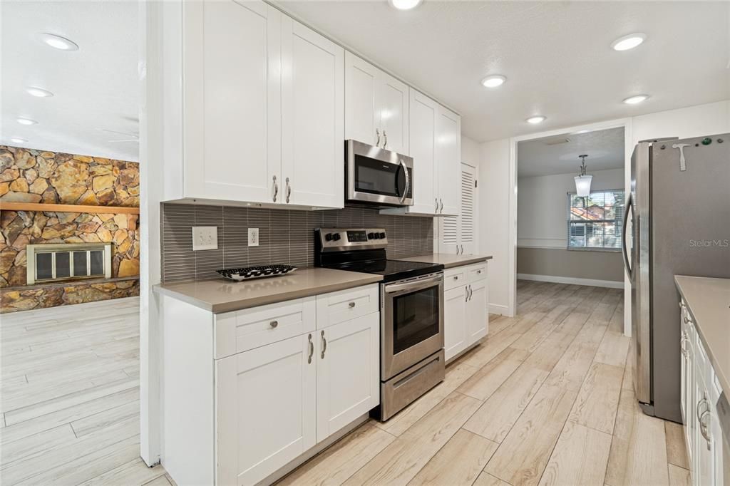 En Venta: $699,900 (4 camas, 3 baños, 2116 Pies cuadrados)