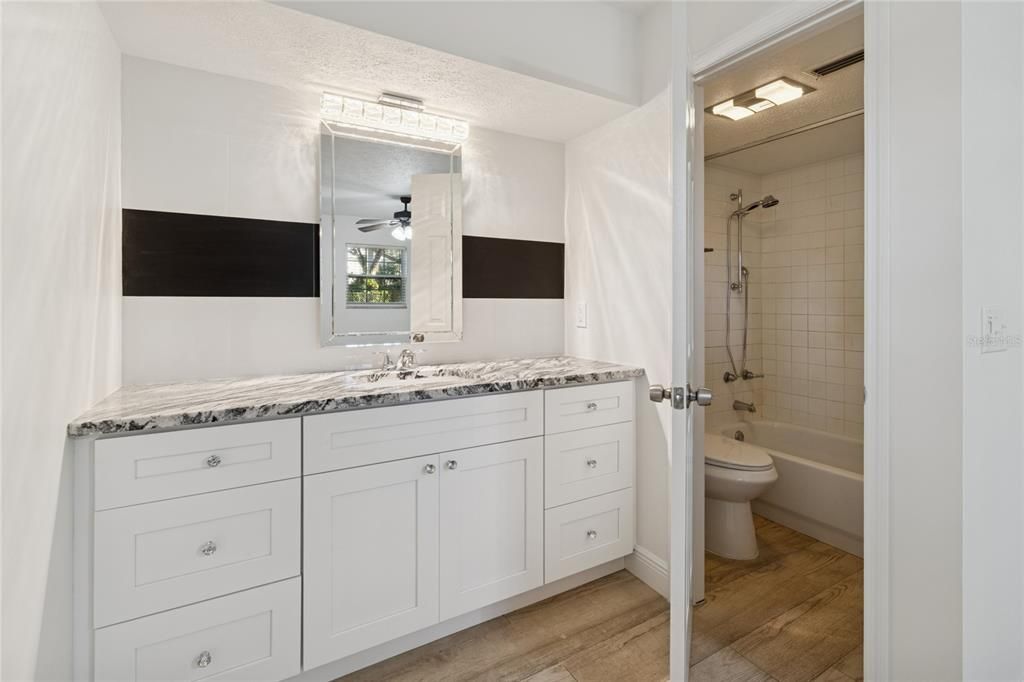 En Venta: $699,900 (4 camas, 3 baños, 2116 Pies cuadrados)