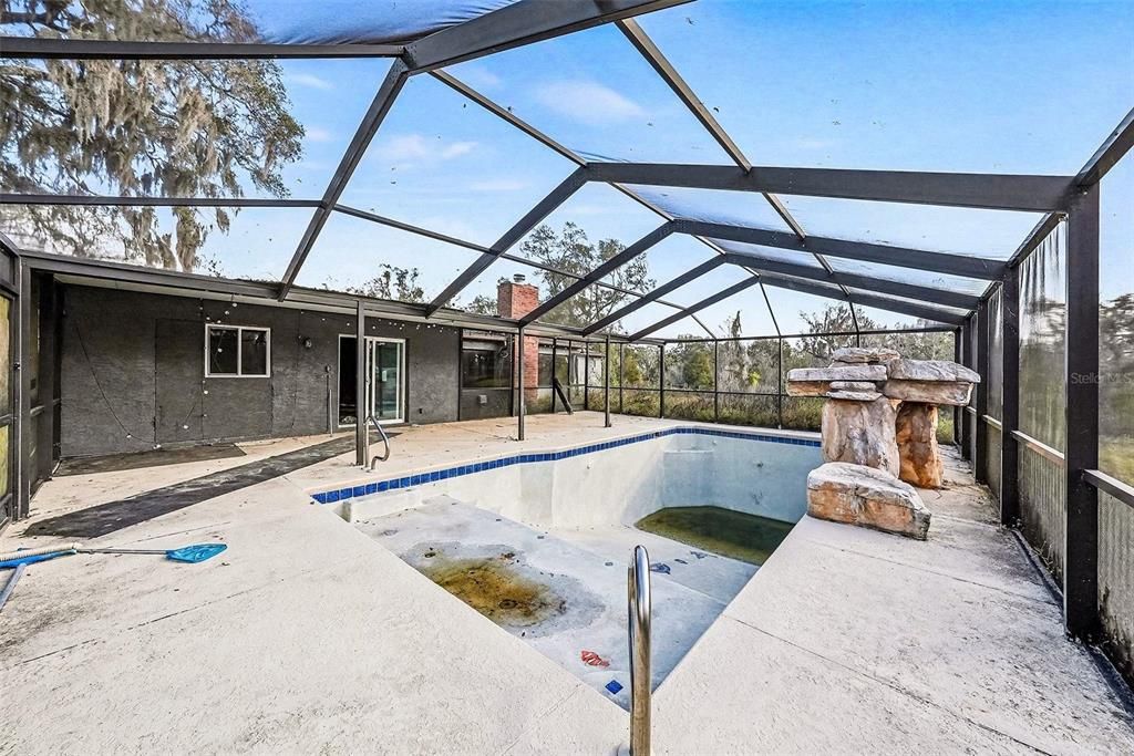 Activo con contrato: $399,999 (4 camas, 3 baños, 2500 Pies cuadrados)