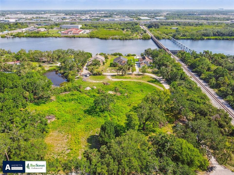 待售: $1,799,900 (5.69 acres)