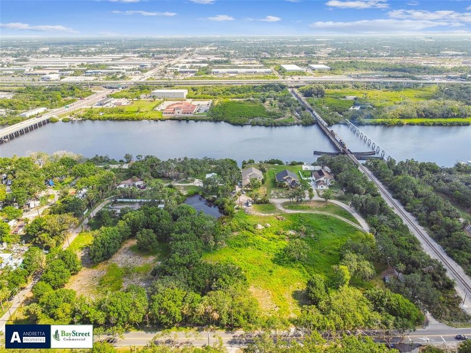 待售: $1,799,900 (5.69 acres)
