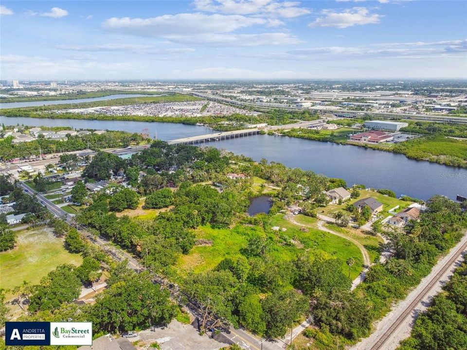 待售: $1,799,900 (5.69 acres)
