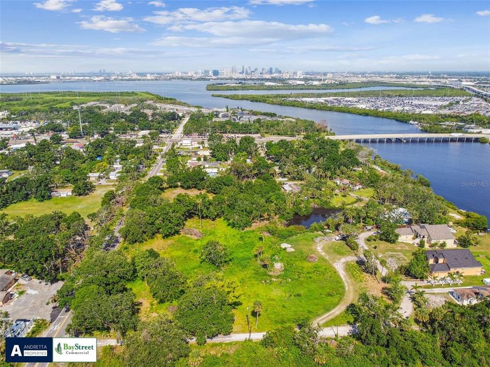 待售: $1,799,900 (5.69 acres)