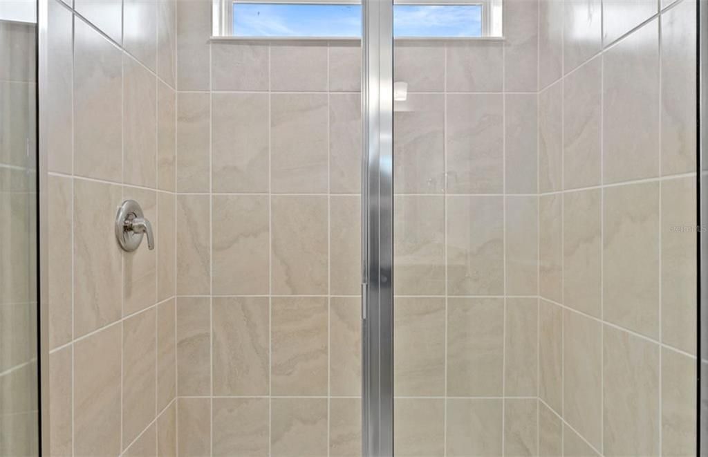 Activo con contrato: $457,740 (5 camas, 4 baños, 3416 Pies cuadrados)