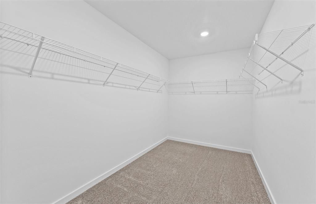 Activo con contrato: $457,740 (5 camas, 4 baños, 3416 Pies cuadrados)