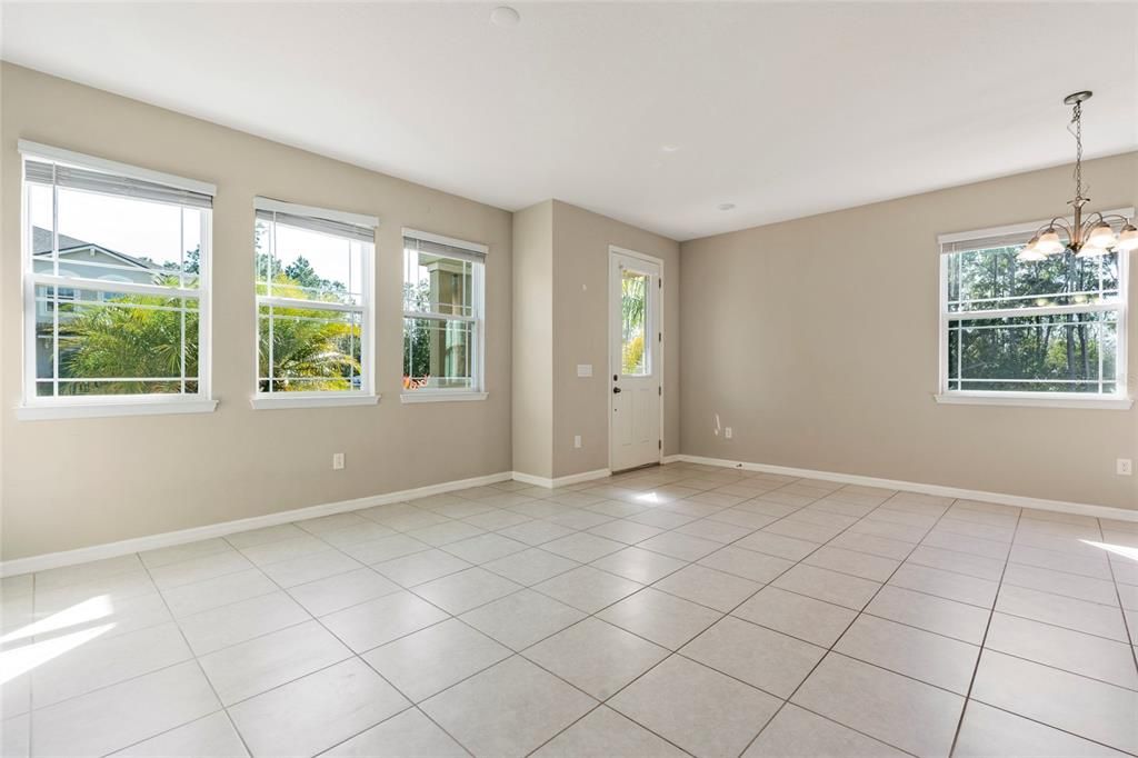 Activo con contrato: $410,000 (3 camas, 2 baños, 1589 Pies cuadrados)