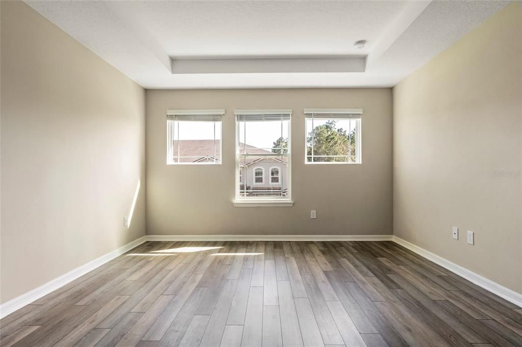 Activo con contrato: $410,000 (3 camas, 2 baños, 1589 Pies cuadrados)