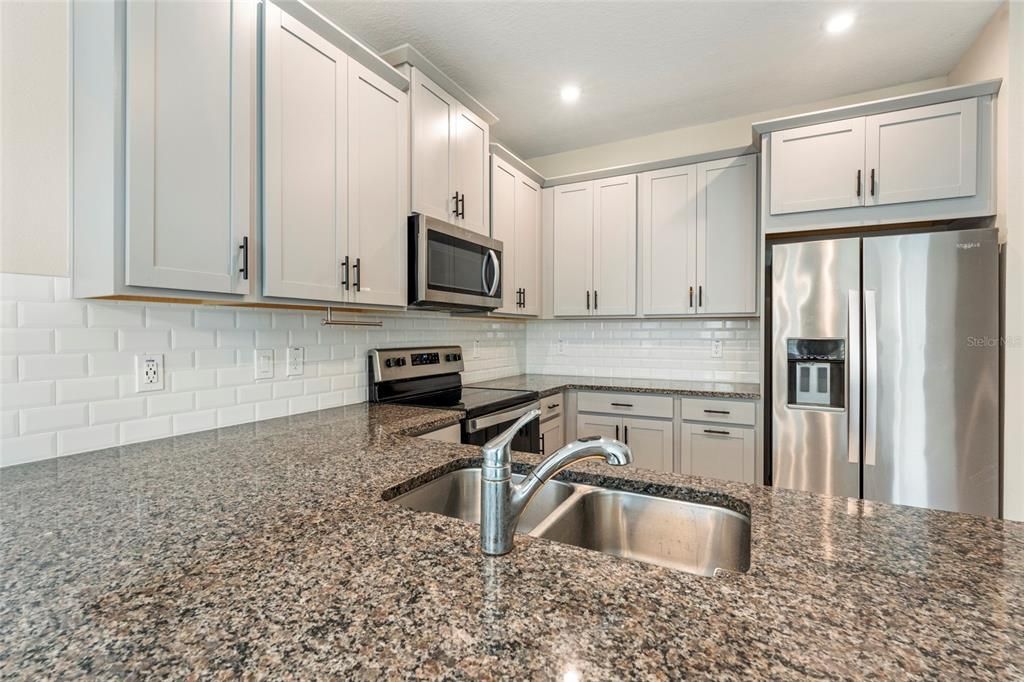 Activo con contrato: $410,000 (3 camas, 2 baños, 1589 Pies cuadrados)