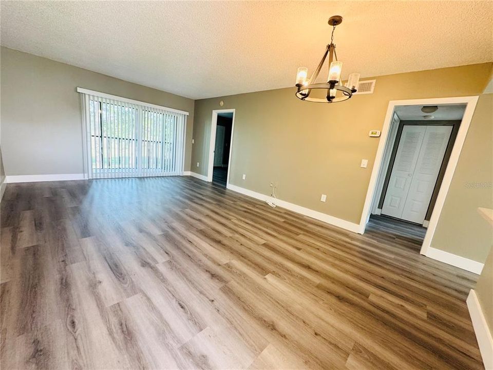 Под контрактом: $1,695 (2 спален, 2 ванн, 879 Квадратных фут)