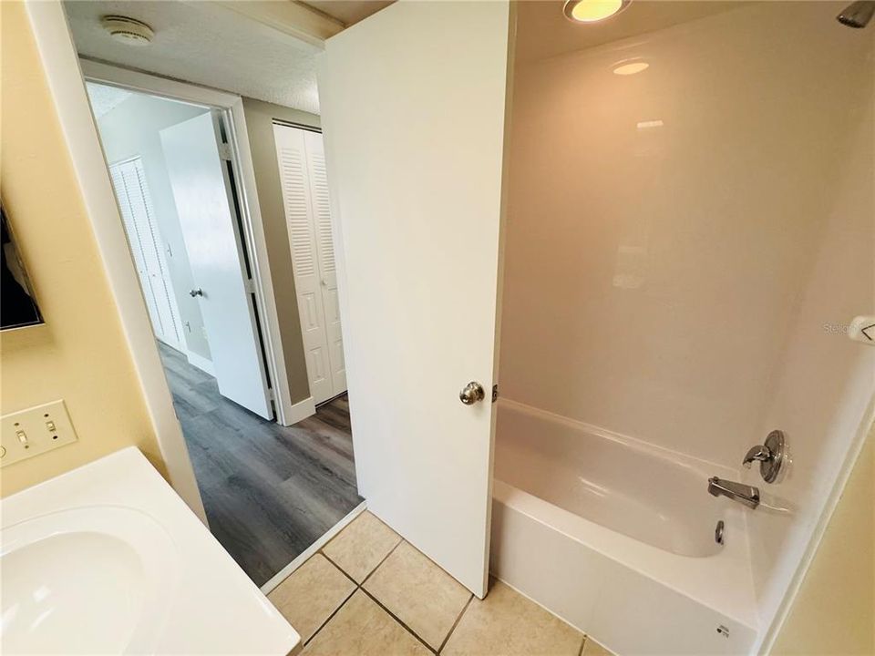 Под контрактом: $1,695 (2 спален, 2 ванн, 879 Квадратных фут)