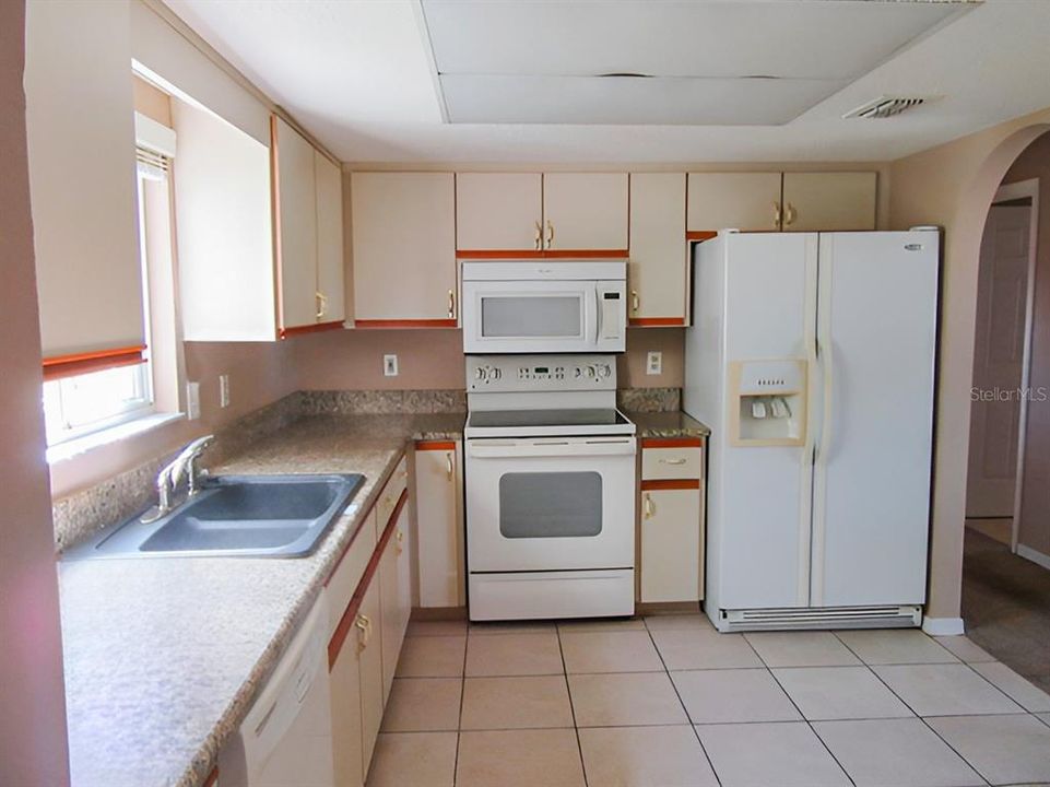 Active With Contract: $149,900 (2 beds, 2 baths, 1296 Square Feet)