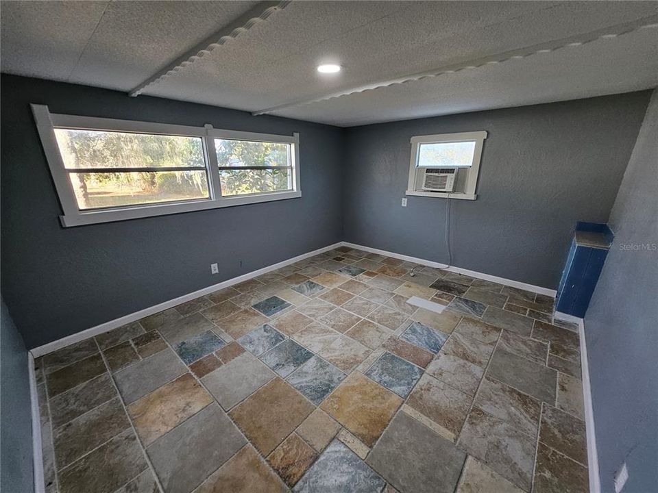 For Sale: $114,900 (2 beds, 1 baths, 1234 Square Feet)