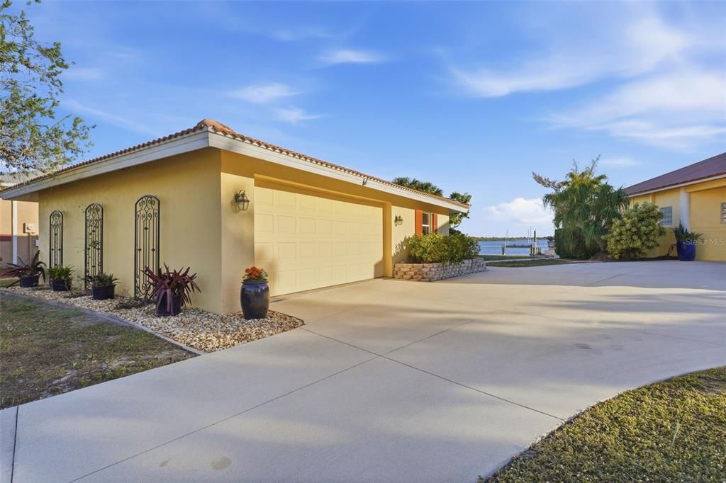 Active With Contract: $749,900 (3 beds, 2 baths, 2034 Square Feet)