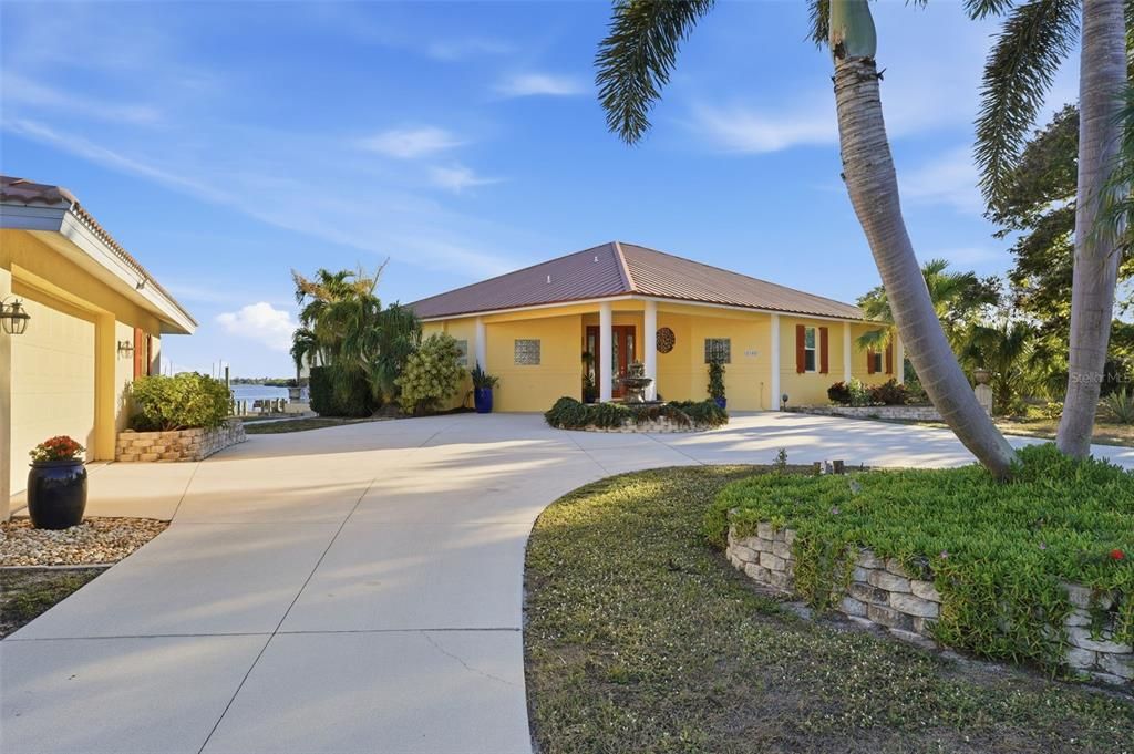 Active With Contract: $749,900 (3 beds, 2 baths, 2034 Square Feet)