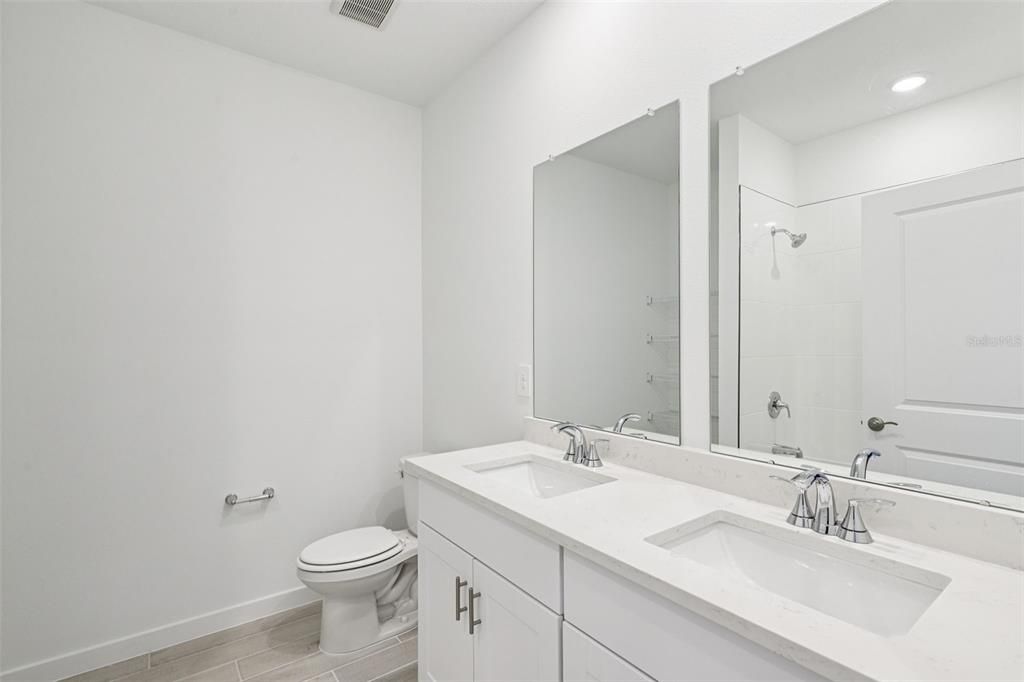 Activo con contrato: $362,990 (4 camas, 2 baños, 1817 Pies cuadrados)