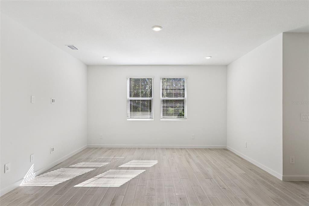 Activo con contrato: $362,990 (4 camas, 2 baños, 1817 Pies cuadrados)