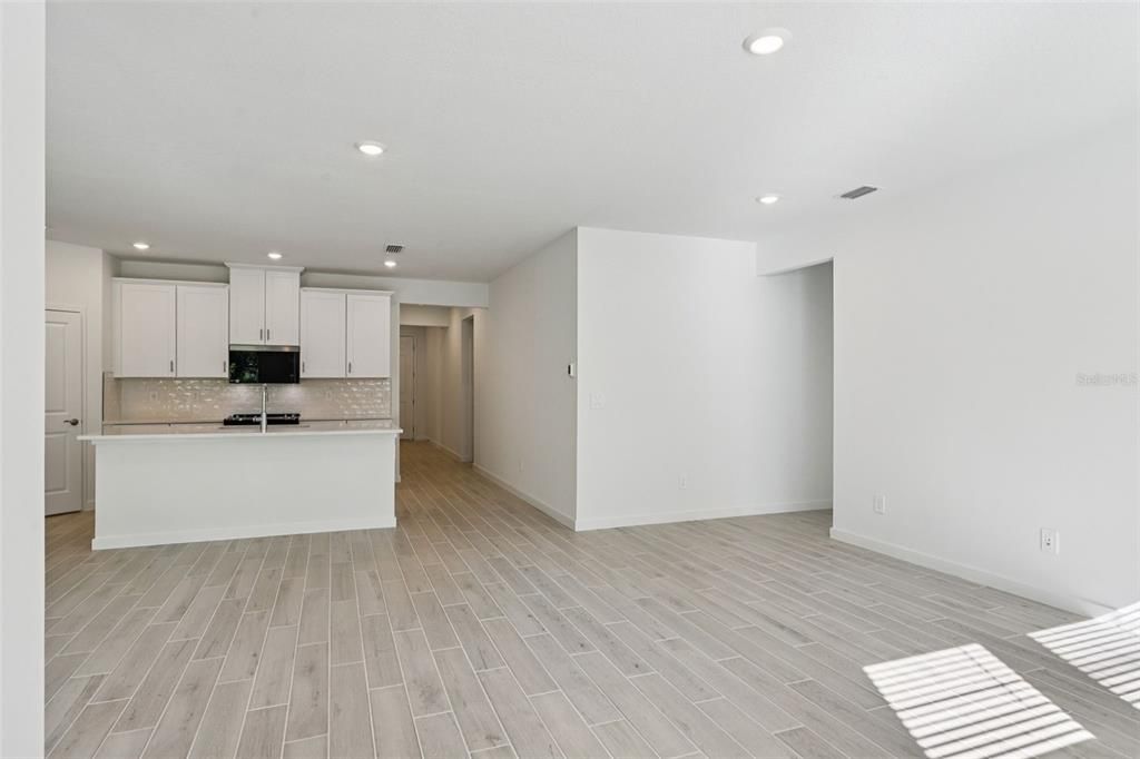 Activo con contrato: $362,990 (4 camas, 2 baños, 1817 Pies cuadrados)