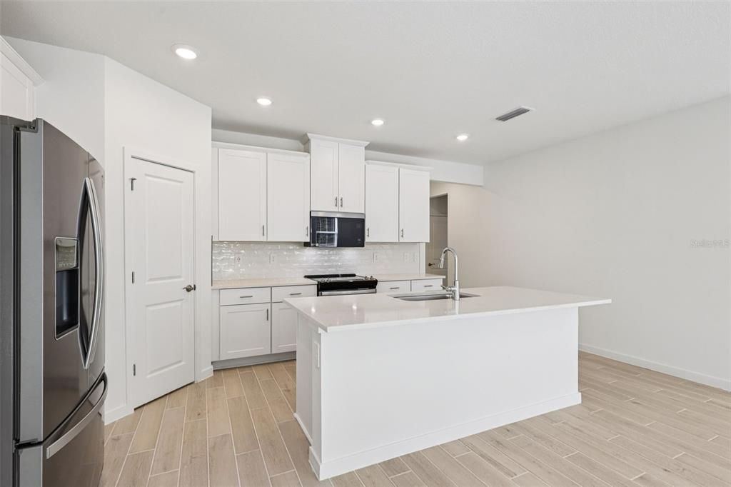 Activo con contrato: $362,990 (4 camas, 2 baños, 1817 Pies cuadrados)