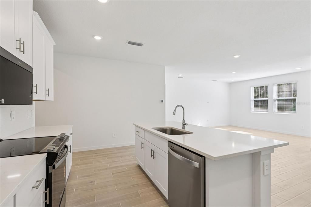 Activo con contrato: $362,990 (4 camas, 2 baños, 1817 Pies cuadrados)