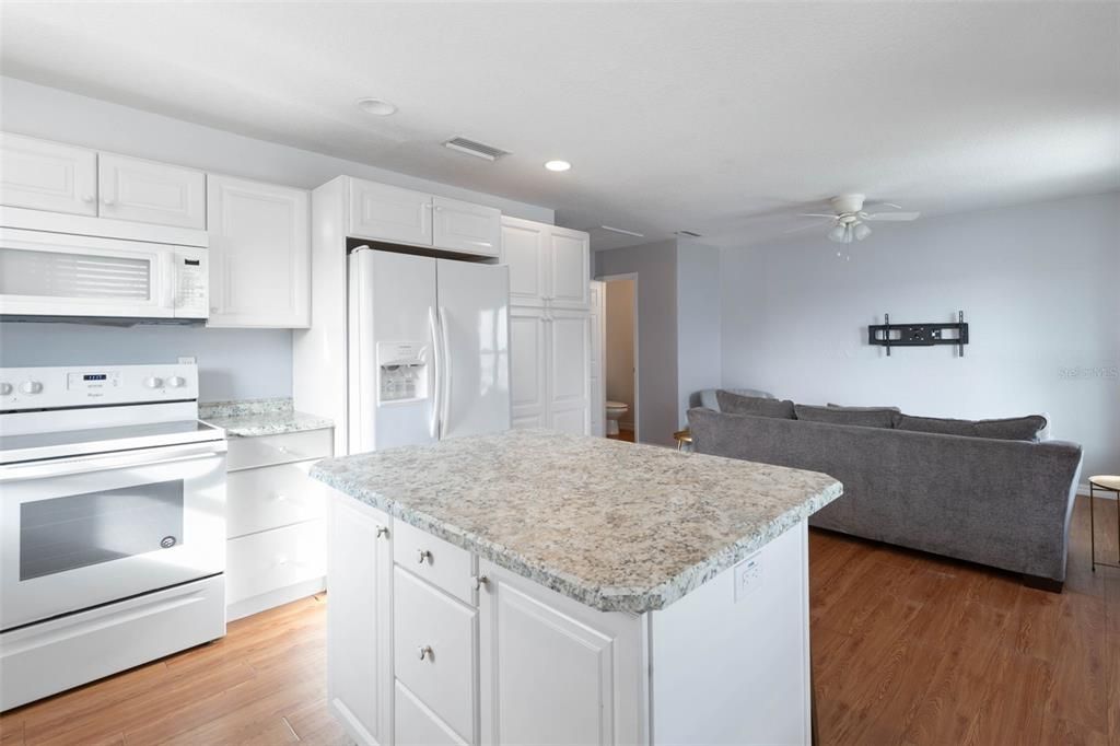 For Rent: $1,700 (2 beds, 1 baths, 885 Square Feet)