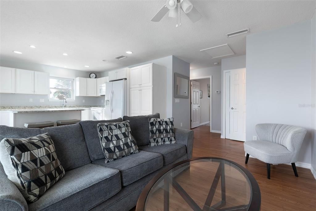 For Rent: $1,700 (2 beds, 1 baths, 885 Square Feet)