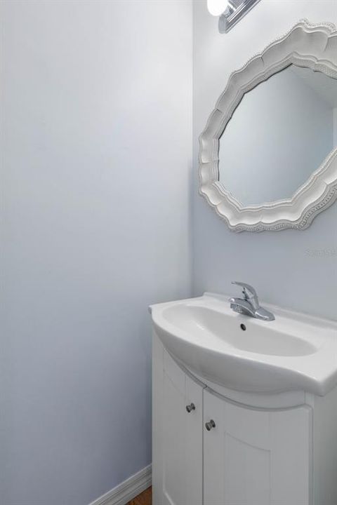 For Rent: $1,700 (2 beds, 1 baths, 885 Square Feet)