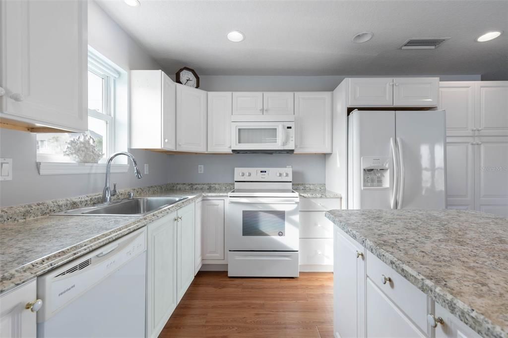 For Rent: $1,700 (2 beds, 1 baths, 885 Square Feet)