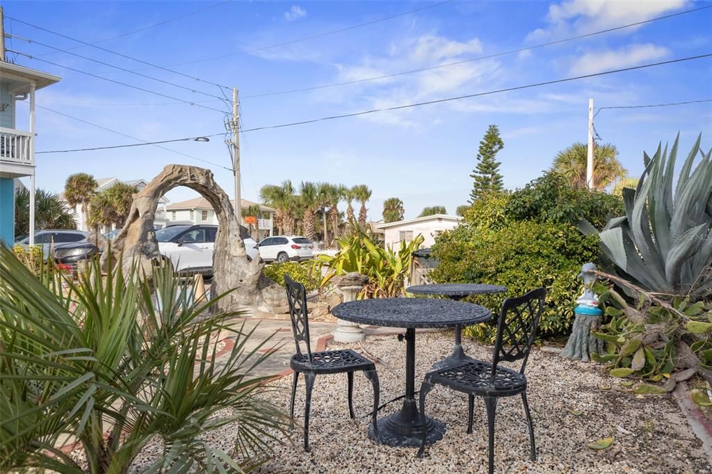 For Rent: $1,700 (2 beds, 1 baths, 885 Square Feet)