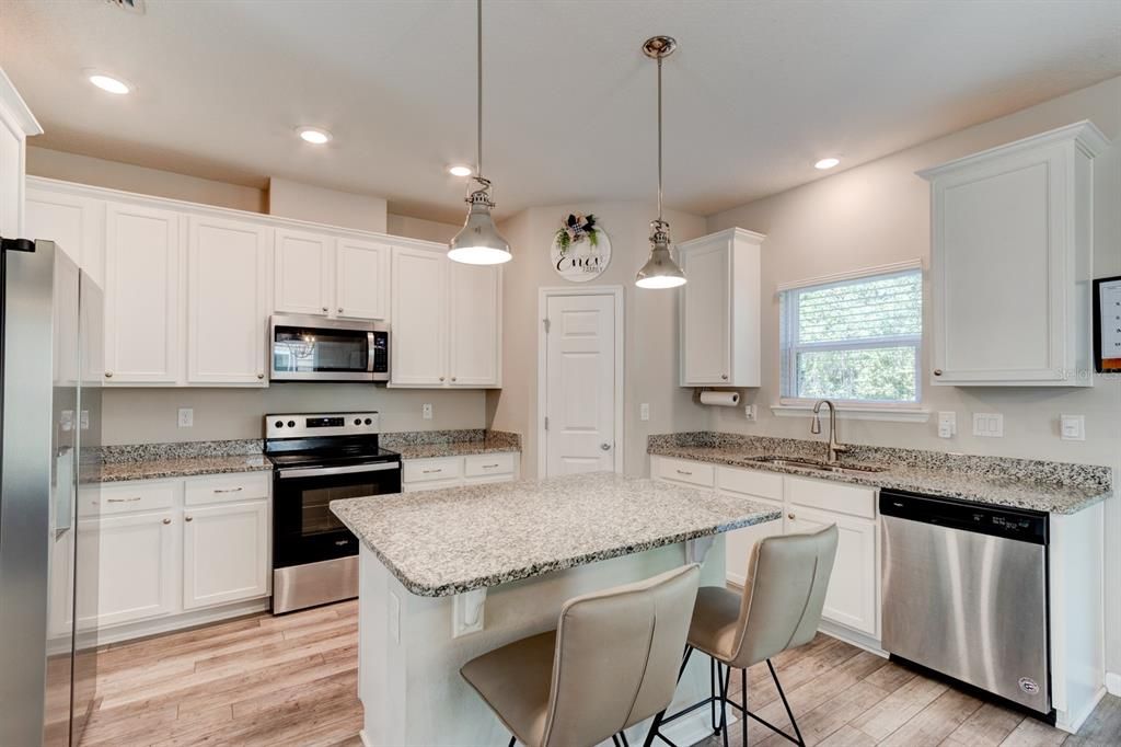 На продажу: $289,900 (3 спален, 2 ванн, 1736 Квадратных фут)