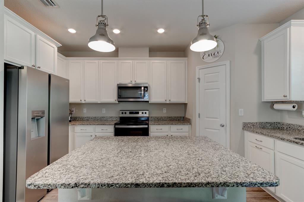 На продажу: $289,900 (3 спален, 2 ванн, 1736 Квадратных фут)