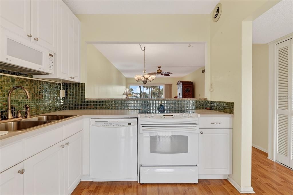 Active With Contract: $160,000 (2 beds, 2 baths, 1025 Square Feet)