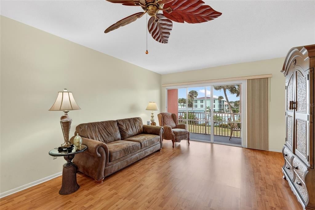 Active With Contract: $160,000 (2 beds, 2 baths, 1025 Square Feet)
