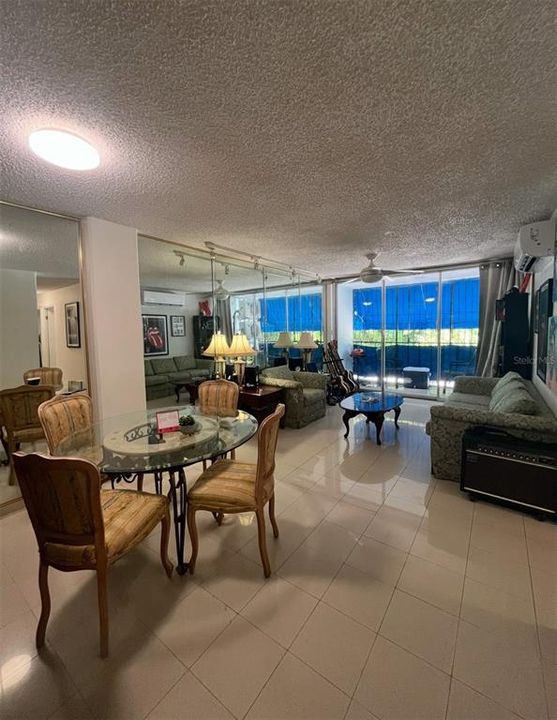 出租: $1,400 (2 贝兹, 1 浴室, 656 平方英尺)