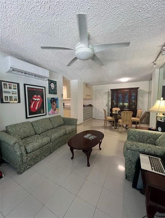 出租: $1,400 (2 贝兹, 1 浴室, 656 平方英尺)