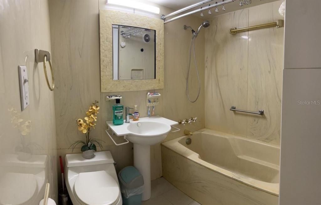 出租: $1,400 (2 贝兹, 1 浴室, 656 平方英尺)