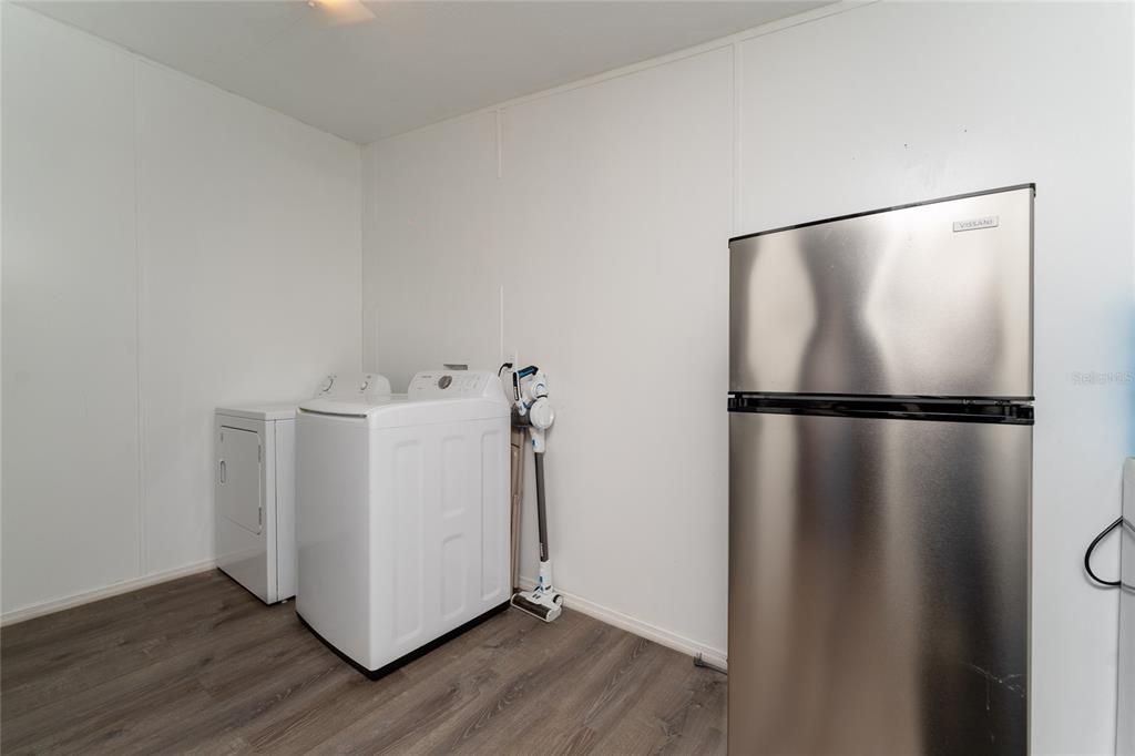 For Sale: $360,000 (6 beds, 3 baths, 2040 Square Feet)