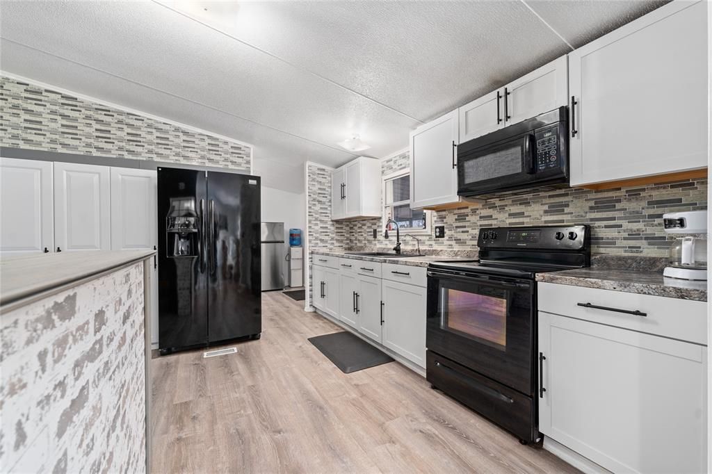 For Sale: $360,000 (6 beds, 3 baths, 2040 Square Feet)