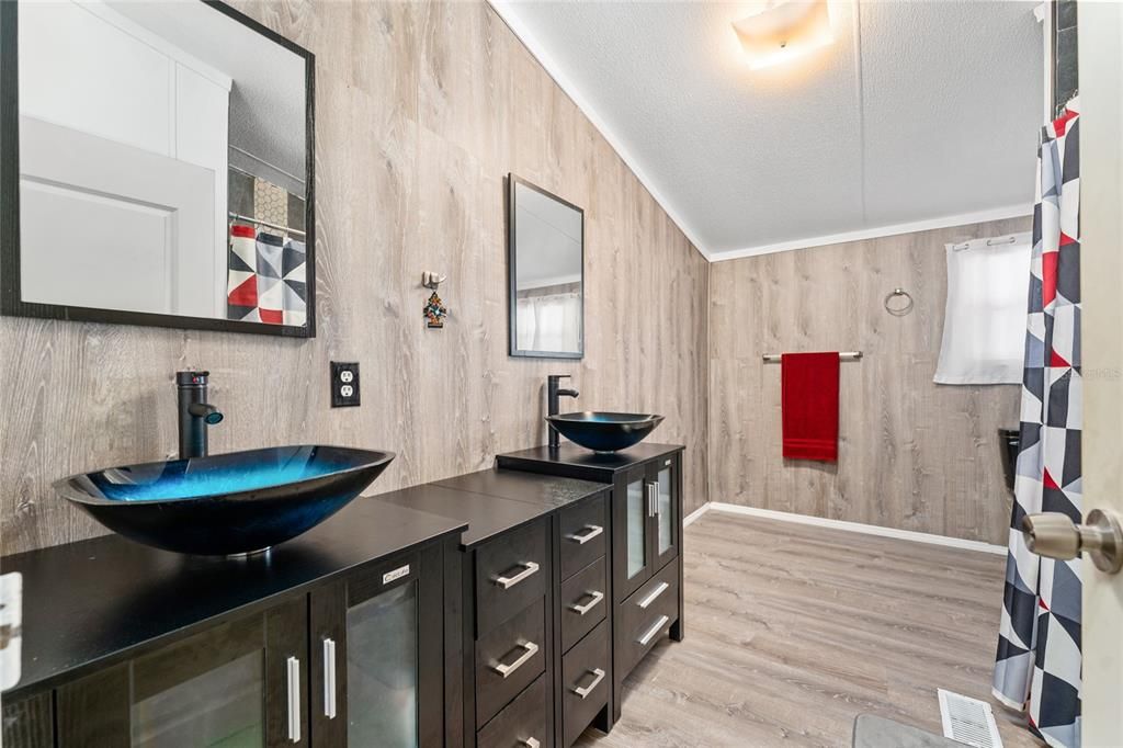 For Sale: $360,000 (6 beds, 3 baths, 2040 Square Feet)