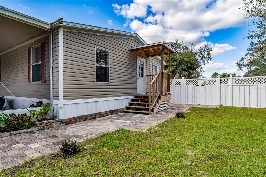 For Sale: $360,000 (6 beds, 3 baths, 2040 Square Feet)
