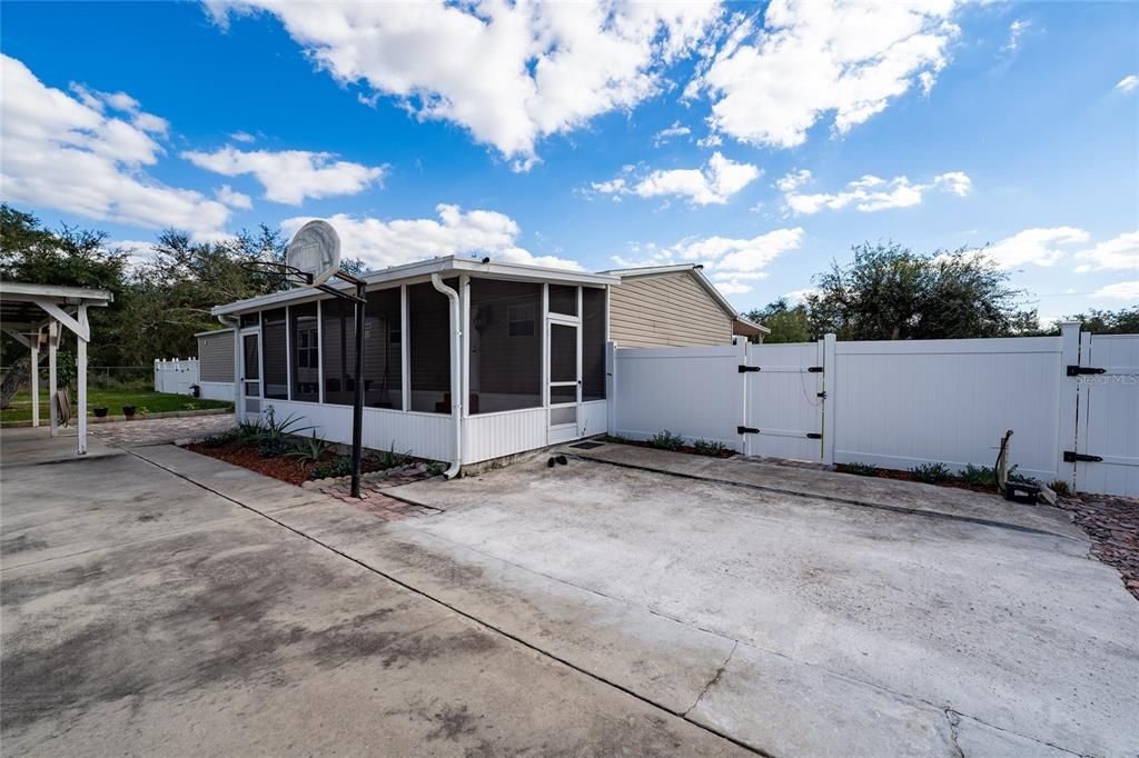 For Sale: $360,000 (6 beds, 3 baths, 2040 Square Feet)