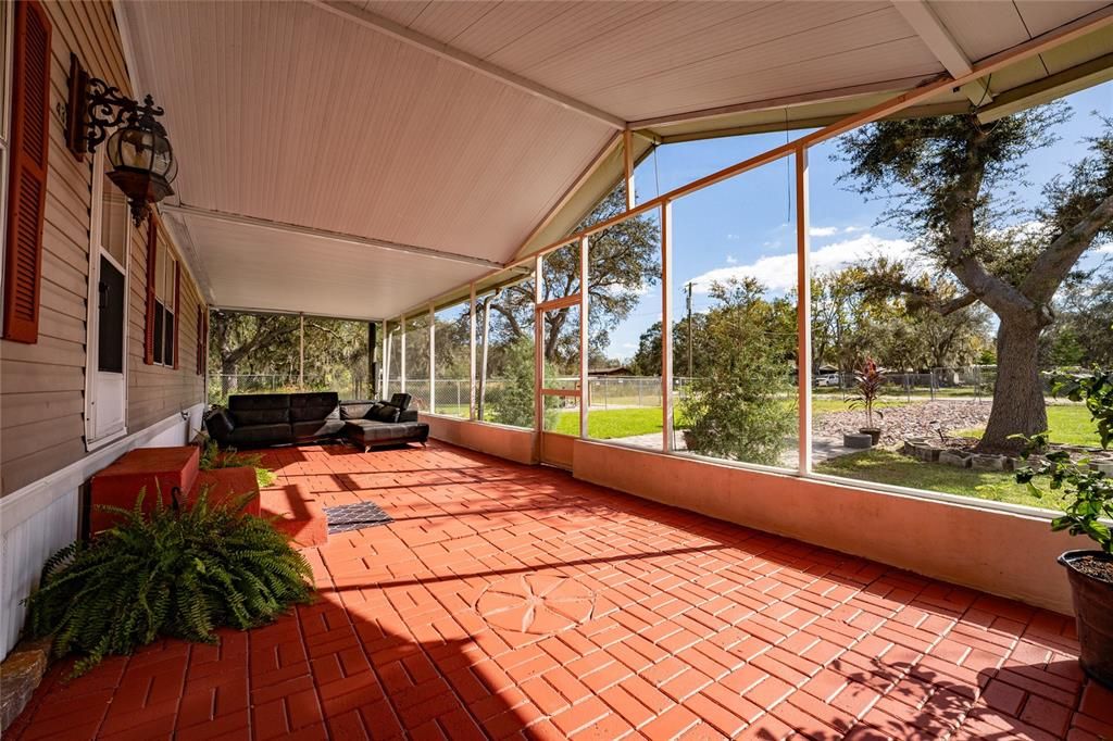 For Sale: $360,000 (6 beds, 3 baths, 2040 Square Feet)