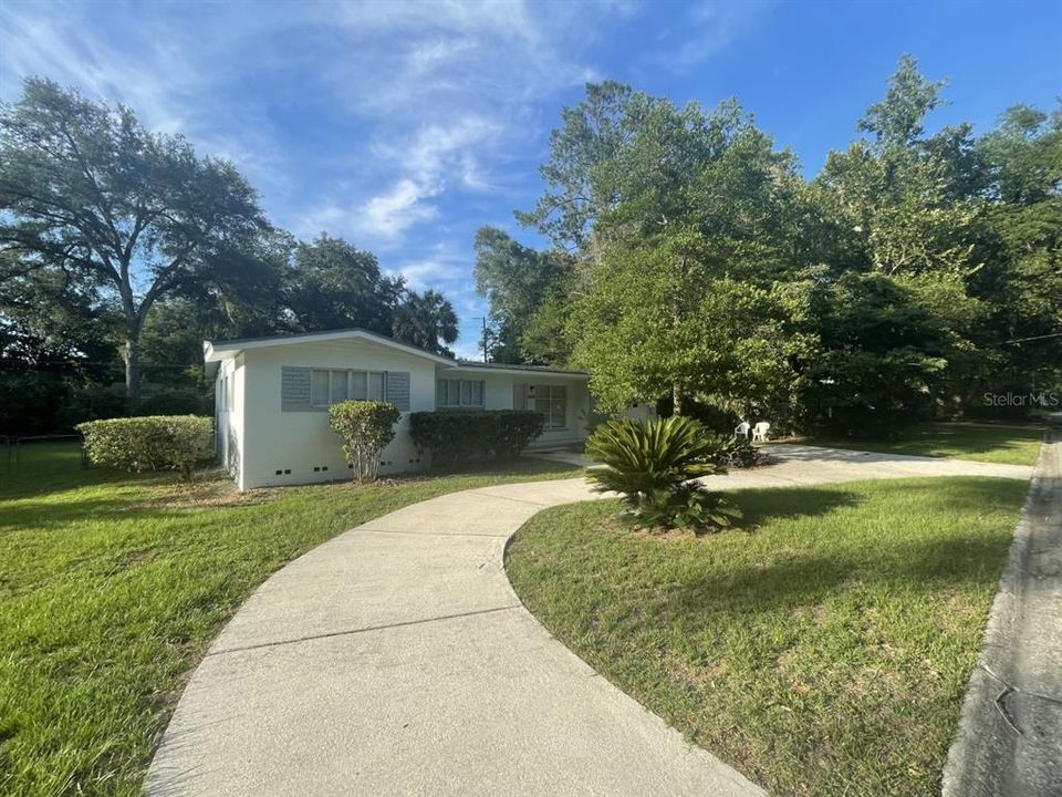 Active With Contract: $1,900 (3 beds, 2 baths, 1077 Square Feet)