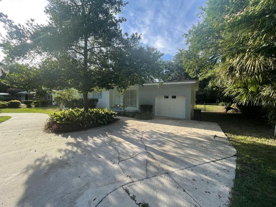 Active With Contract: $1,900 (3 beds, 2 baths, 1077 Square Feet)