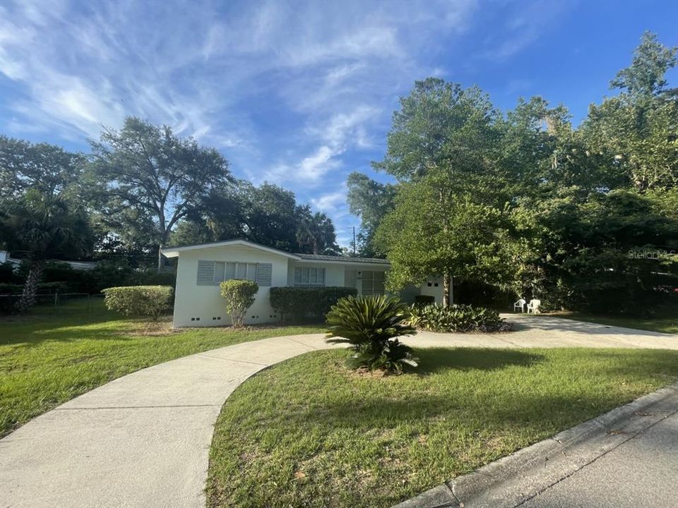 Active With Contract: $1,900 (3 beds, 2 baths, 1077 Square Feet)