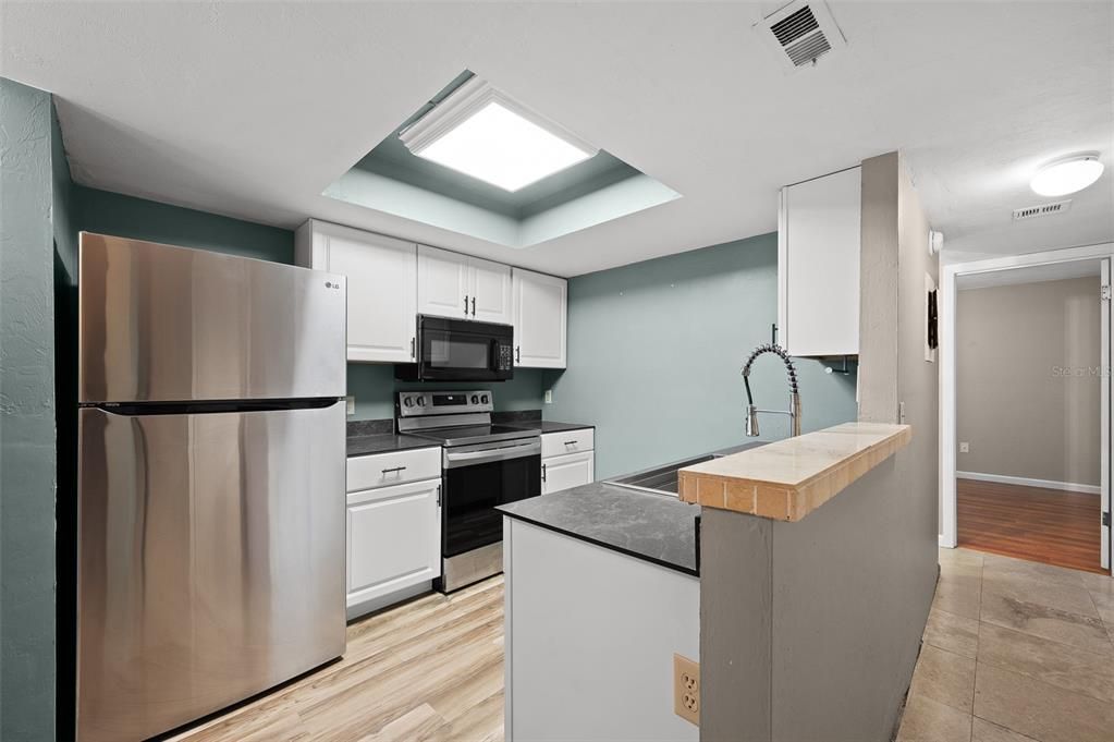 Active With Contract: $149,900 (2 beds, 2 baths, 975 Square Feet)