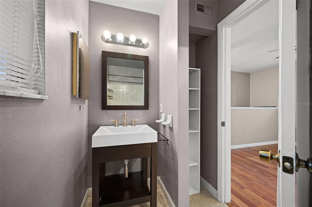 Active With Contract: $149,900 (2 beds, 2 baths, 975 Square Feet)