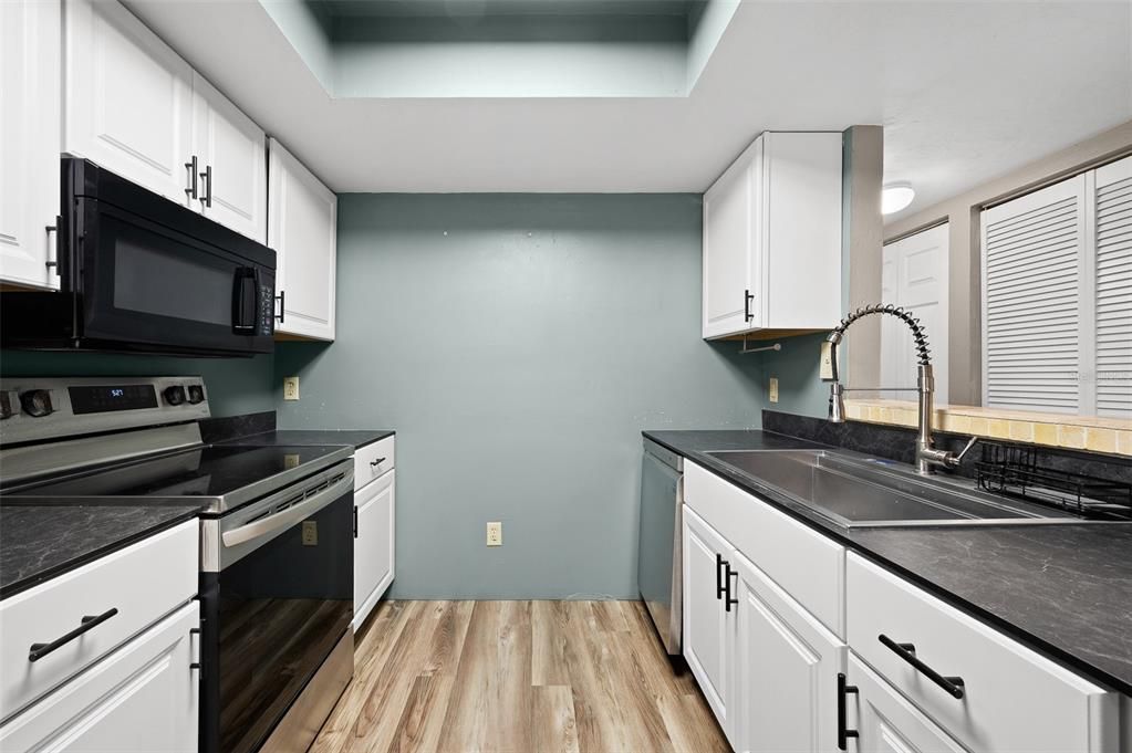 Active With Contract: $149,900 (2 beds, 2 baths, 975 Square Feet)