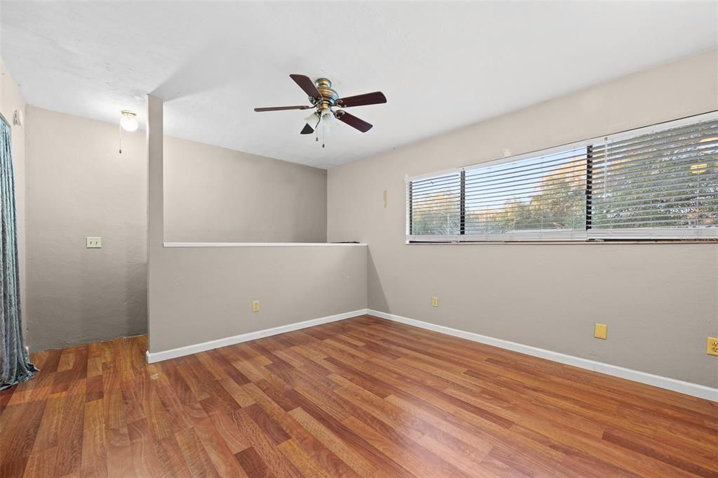 Active With Contract: $149,900 (2 beds, 2 baths, 975 Square Feet)