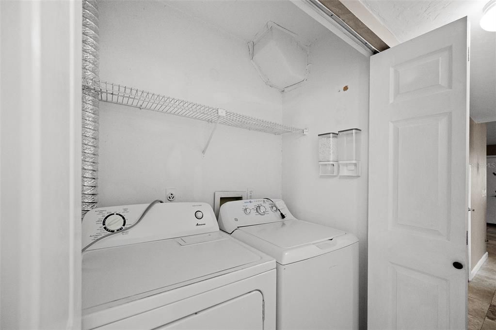 Active With Contract: $149,900 (2 beds, 2 baths, 975 Square Feet)