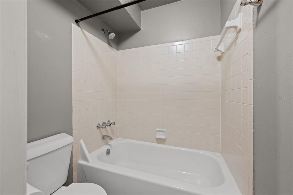 Active With Contract: $149,900 (2 beds, 2 baths, 975 Square Feet)